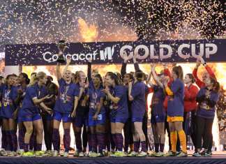 Alex Morgan alza el trofeo de campeonas junto a sus compañeras de la selección de Estados Unidos después de derrotar a Brasil en la final de la Copa Oro Femenina de CONCACAF, el domingo 20 de marzo de 2024, en San Diego. Foto:Gregory Bull-AP/La Hora