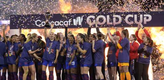 Alex Morgan alza el trofeo de campeonas junto a sus compañeras de la selección de Estados Unidos después de derrotar a Brasil en la final de la Copa Oro Femenina de CONCACAF, el domingo 20 de marzo de 2024, en San Diego. Foto:Gregory Bull-AP/La Hora