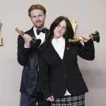 Finneas O'Connell y Billie Eilish posan en la sala de prensa con su Oscar por mejor canción original por "What Was I Made For?" de la película "Barbie" en la entrega de los Premios de la Academia, el domingo 10 de marzo de 2024, en el Teatro Dolby de Los Ángeles. Foto: Jordan Strauss-AP/La Hora