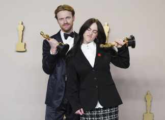 Finneas O'Connell y Billie Eilish posan en la sala de prensa con su Oscar por mejor canción original por "What Was I Made For?" de la película "Barbie" en la entrega de los Premios de la Academia, el domingo 10 de marzo de 2024, en el Teatro Dolby de Los Ángeles. Foto: Jordan Strauss-AP/La Hora