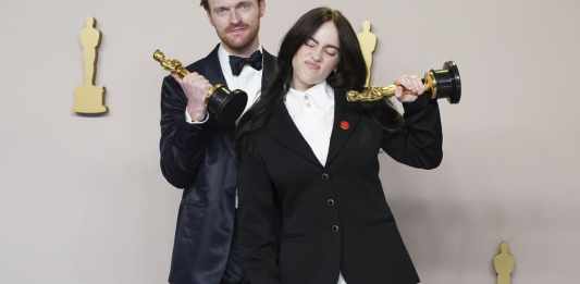 Finneas O'Connell y Billie Eilish posan en la sala de prensa con su Oscar por mejor canción original por "What Was I Made For?" de la película "Barbie" en la entrega de los Premios de la Academia, el domingo 10 de marzo de 2024, en el Teatro Dolby de Los Ángeles. Foto: Jordan Strauss-AP/La Hora