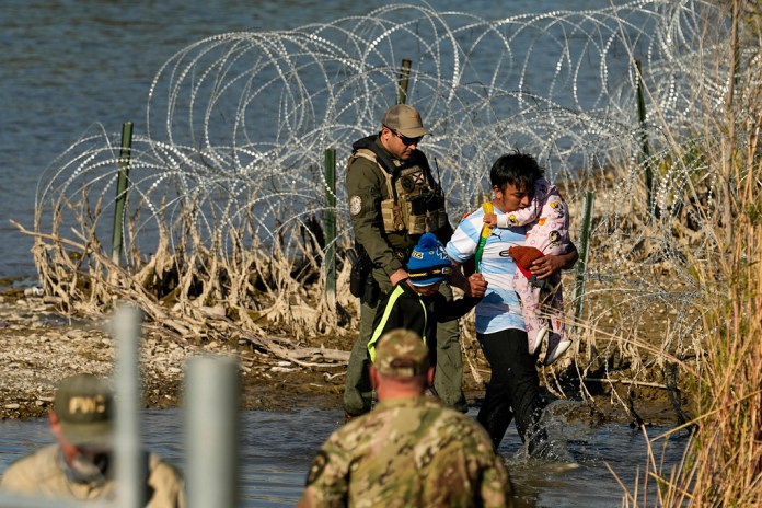 Agentes detienen a migrantes en la frontera entre Texas y México, en Eagle Pass, Texas, el 3 de enero de 2024. (AP Foto/Eric Gay, Archivo)