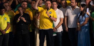 El expresidente brasileño Jair Bolsonaro habla durante un acto de campaña en Río de Janeiro, el sábado 16 de marzo de 2024. (AP Foto/Silvia Izquierdo)