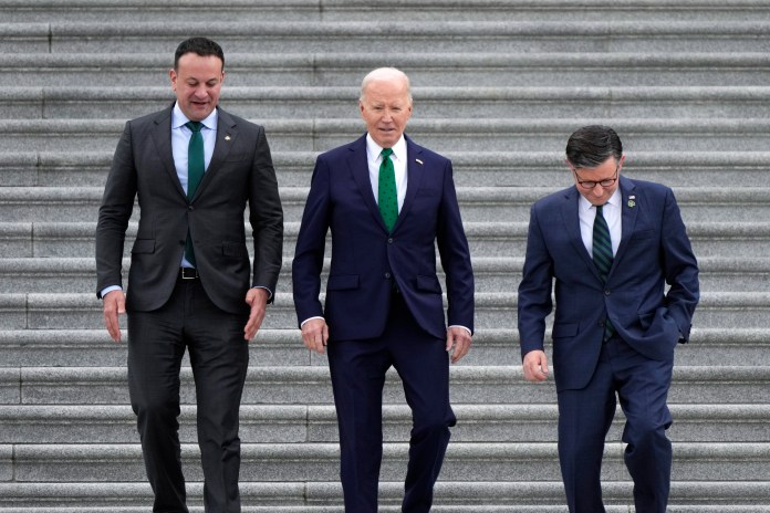 De izq a der: el primer ministro irlandés Leo Varadkar, el presidente estadounidense Joe Biden y el titular de la Cámara de Representantes de Estados Unidos Mike Johnson, en Washington, el 15 de marzo de 2024. (Foto AP /J. Scott Applewhite)