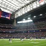 ARCHIVO - Foto del 13 de enero del 2024, patada inicial en un juego de comodín de la postemporada en Houston. (AP Foto/Matt Patterson, Archivo)