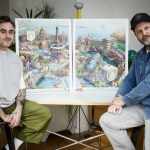 El artista francés Hugo Gattoni (izquierda) y Joachim Roncin, jefe de diseño de París 2024, posan al lado de los afiches de los Juegos Olímpicos y Paraolímpicos de París. Foto: Thomas Padilla-AP/La Hora