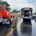 Se incendia bus en Escuintla. PNC informa que un hombre lanzó gasolina dentro de la unidad.