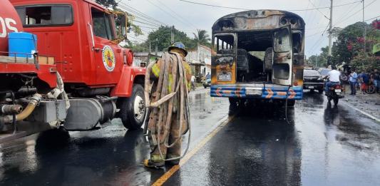 Se incendia bus en Escuintla. PNC informa que un hombre lanzó gasolina dentro de la unidad.