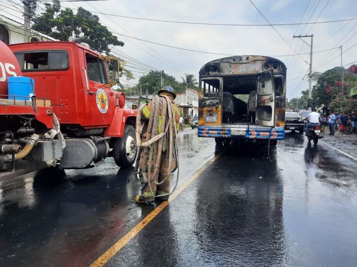 Se incendia bus en Escuintla. PNC informa que un hombre lanzó gasolina dentro de la unidad.