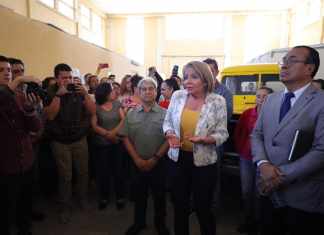 El exdirector de Caminos Álvaro Cuellar, al lado derecho de la ministra de Comunicaciones, Jazmin de la Vega, en una actividad al iniciar su administración. Foto: Facebook del CIV/La Hora