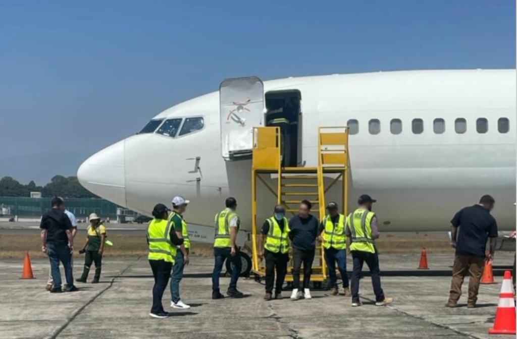 Los retornados son detenidos al momento de tocar suelo guatemalteco. (Foto: IGM)