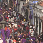 Las calles se encontraban abarrotadas de visitantes. (Foto: captura de video)