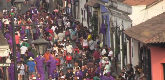 Las calles se encontraban abarrotadas de visitantes. (Foto: captura de video)