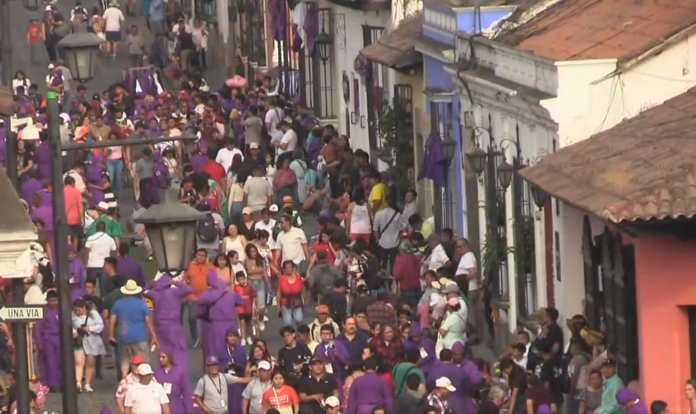 Las calles se encontraban abarrotadas de visitantes. (Foto: captura de video)