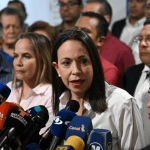 El fiscal general Tarek William Saab, un aliado cercano del presidente Nicolás Maduro, también anunció el arresto de dos colaboradores más de Machado en el último asalto legal a sus ambiciones presidenciales. (Foto de Federico Parra/AFP)
