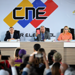 Maduro llegó al CNE en un todoterreno rojo, acompañado por miles de militantes convocados por el gubernamental Partido Socialista de Venezuela (PSUV). Foto: AFP