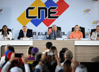 Maduro llegó al CNE en un todoterreno rojo, acompañado por miles de militantes convocados por el gubernamental Partido Socialista de Venezuela (PSUV). Foto: AFP