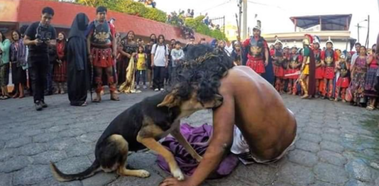 Un perro no abandonó a su amo, quien era la representación de Jesús, mientras era golpeado por los romanos en una dramatización. (Foto La Hora: de X de @DiloConPerritos)