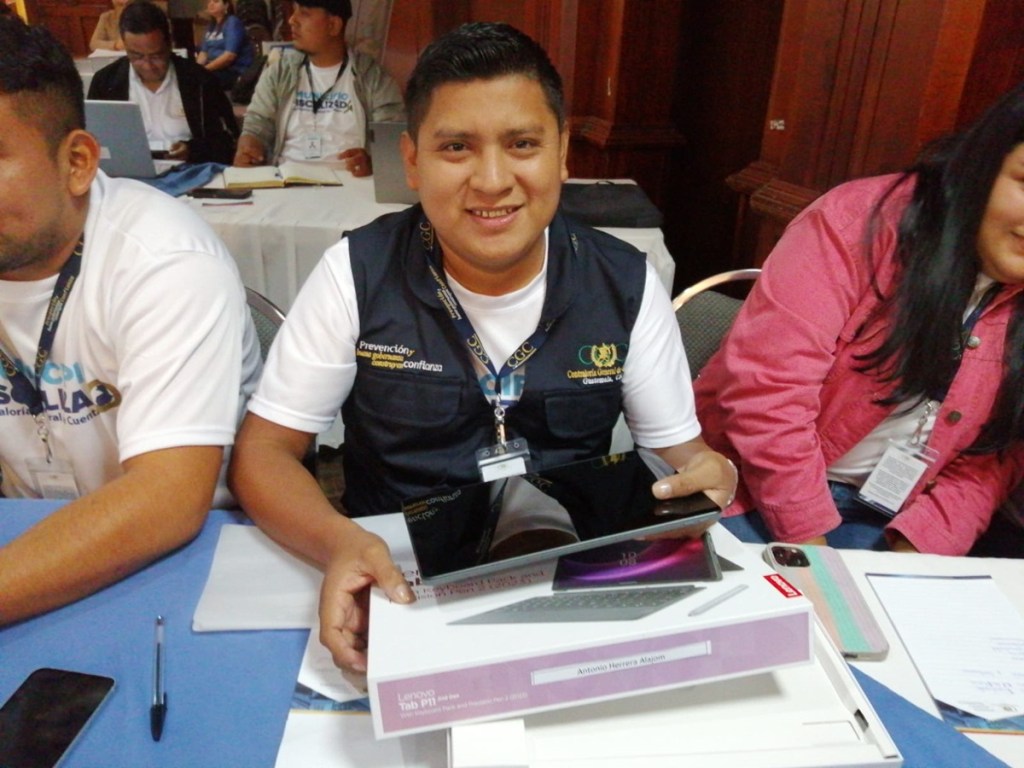 A los monitores se les hizo entrega de una tablet y también de una motocicleta. Foto: Gilberto Escobar/La Hora