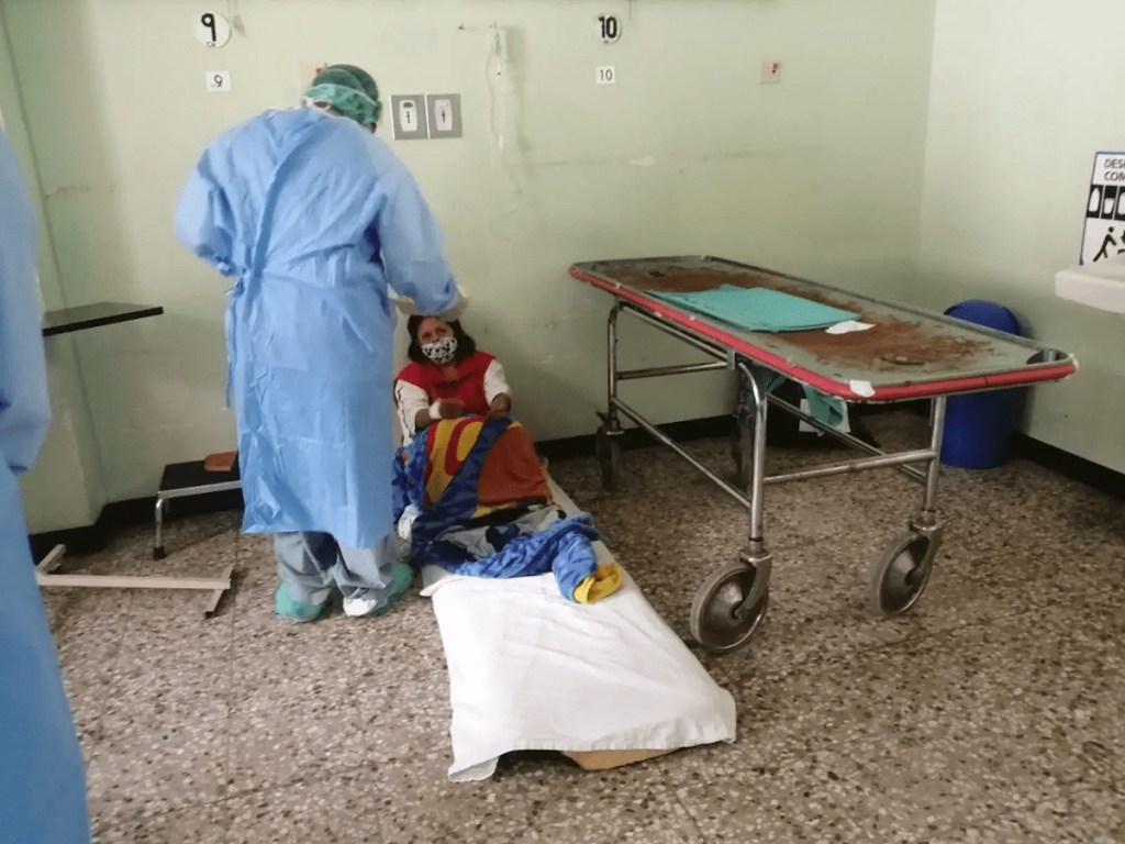Los hospitales nacionales no se dieron a vasto por la gran cantidad de contagios. Foto: PDH/La Hora