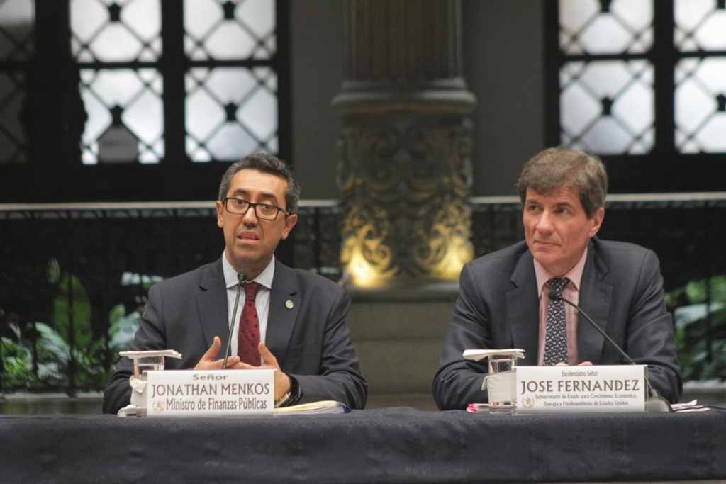 Johathan Menkos, ministro de Finanzas de Guatemala, y José Fernández, subsecretario de Estado de Estados Unidos, durante la conferencia de prensa después de la primera reunión del Diálogo Económico de Alto Nivel. Foto: José Orozco/La Hora