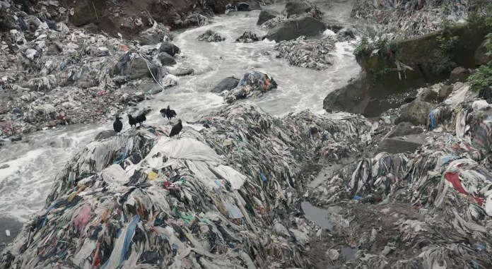 En el audiovisual se muestra la realidad de la contaminación del río Motagua. Foto: Plasticósfera/La Hora