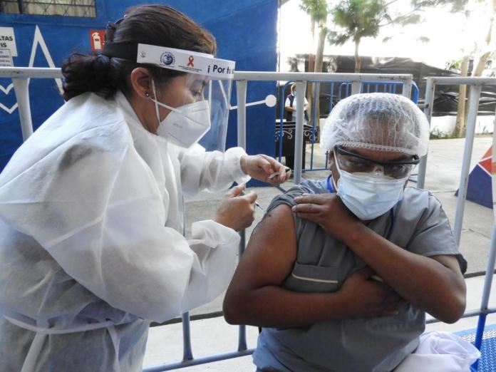 La vacuna puede ser administrada a personas sanas mayores de 12 años, personas con enfermedades crónicas y mujeres embarazadas. Foto: AGN