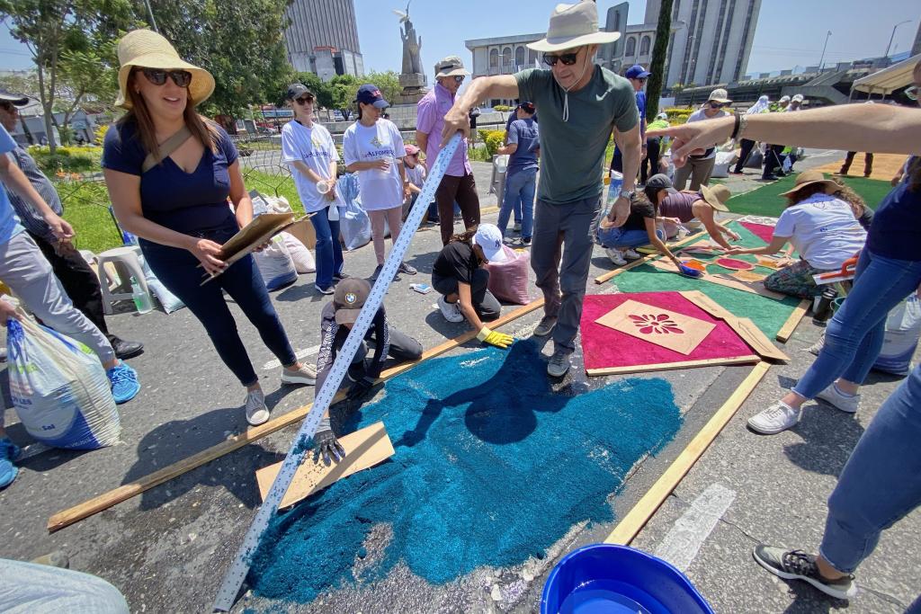 "Más de tres mil personas han acudido para colaborar en la realización de la alfombra mas grande de la capital" (Foto: José Orozco)