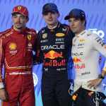El piloto de Red Bull Max Verstappen posa con Charles Leclerc de Ferrari y su compañero Sergio Pérez tras quedar en la primera posición de la parrilla de salida el viernes 8 de marzo del 2024 para el Gran Premio de Arabia Saudí. Foto:Darko Bandic-AP/La Hora