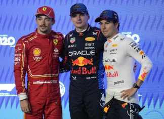 El piloto de Red Bull Max Verstappen posa con Charles Leclerc de Ferrari y su compañero Sergio Pérez tras quedar en la primera posición de la parrilla de salida el viernes 8 de marzo del 2024 para el Gran Premio de Arabia Saudí. Foto:Darko Bandic-AP/La Hora