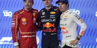 El piloto de Red Bull Max Verstappen posa con Charles Leclerc de Ferrari y su compañero Sergio Pérez tras quedar en la primera posición de la parrilla de salida el viernes 8 de marzo del 2024 para el Gran Premio de Arabia Saudí. Foto:Darko Bandic-AP/La Hora
