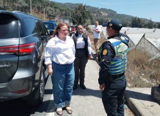 La viceministra de Prevención de la Violencia y el Delito, Mayda Alejandra de León Wantland, visitó el puesto de la PNC en Chimaltenango. Foto: Mingob