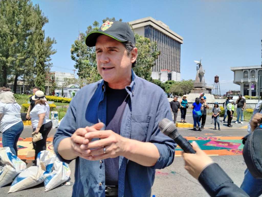 "El alcalde metropolitano, Ricardo Quiñonez, salió a saludar a los voluntarios de la Alfombra mas grande de la capital"(Foto: Amílcar Montejo)