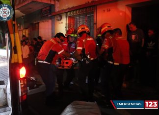 Los Bomberos Municipales atienden una emergencia en la zona 12 de la capital. Foto: Cortesía