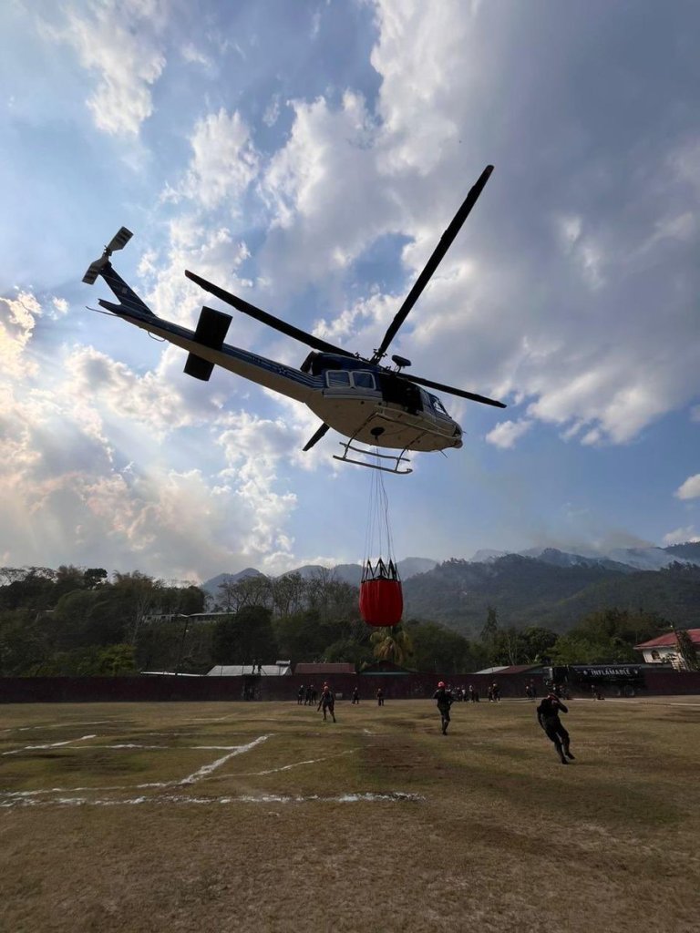 Bomberos Voluntarios de la 46 Cía. y la subestación de Lanquín abastecieron al helicóptero de la Fuerza Aérea. Foto: Conred