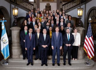 El presidente, Bernardo Arévalo, y si equipo, sostuvieron una reunión con una delegación de Estados Unidos, para iniciar el Diálogo Económico de Alto Nivel entre ese país y Guatemala. Foto: Gobierno de Guatemala