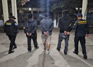 Tres presuntos "coyotes" fueron capturados en Cuilapa, Santa Rosa. Foto: PNC