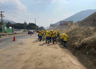 Personal del Ministerio de Comunicaciones limpia distintas carreteras para evitar accidentes durante el descanso. Foto: CIV