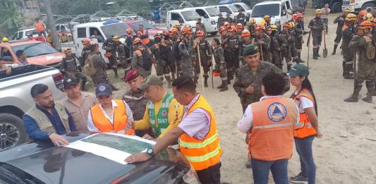 Al mediodía de este martes, la Conred coordinó personal para continuar las labores de liquidación del incendio en el Cerro, Belenjú. Foto: Conred