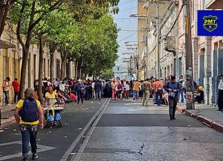 Un grupo de 200 personas bloquea el paso vehicular en la 8a avenida de la zona 1, informó la Policía Municipal de Tránsito (PMT) de la capital. Foto: PMT de Guatemala