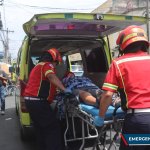 Los Bomberos Municipales trasladan al Hospital General San Juan de Dios a una mujer que resultó herida en un ataque armado que se registró en cercanías de Unaerc. Suman cinco víctimas. Foto: Bomberos Municipales