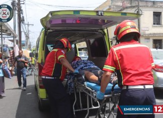 Los Bomberos Municipales trasladan al Hospital General San Juan de Dios a una mujer que resultó herida en un ataque armado que se registró en cercanías de Unaerc. Suman cinco víctimas. Foto: Bomberos Municipales