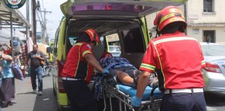 Los Bomberos Municipales trasladan al Hospital General San Juan de Dios a una mujer que resultó herida en un ataque armado que se registró en cercanías de Unaerc. Suman cinco víctimas. Foto: Bomberos Municipales