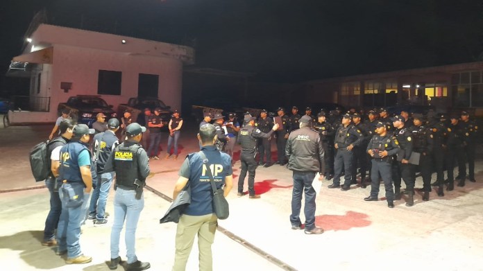 Fiscales y agentes policiales salieron desde horas de la madrugada para ejecutar las diligencias. Foto: Ministerio Público / La Hora.