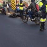 Una moto quedó tirada en la cinta asfáltica, a pocos metros de donde quedaron los cuerpos de dos personas que fallecieron en el Periférico. Foto: William González