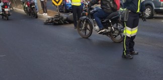 Una moto quedó tirada en la cinta asfáltica, a pocos metros de donde quedaron los cuerpos de dos personas que fallecieron en el Periférico. Foto: William González