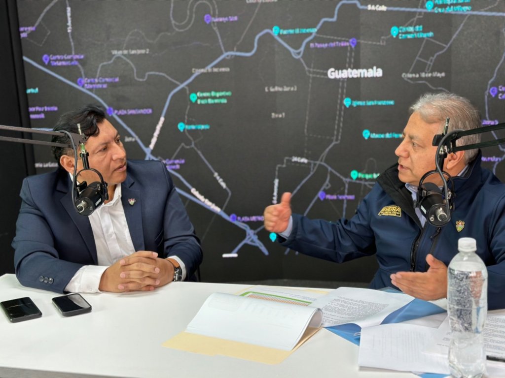 Héctor Flores, Gerente de Emetra (Izq.) durante el conversatorio sobre regulación de tránsito. (Foto: PMT Guatemala)