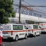 Ambulancias de la Cruz Roja en apoyo para el traslado de pacientes del Hospital General a otros hospitales. Foto: Cruz Roja/La Hora
