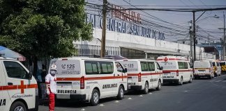 Ambulancias de la Cruz Roja en apoyo para el traslado de pacientes del Hospital General a otros hospitales. Foto: Cruz Roja/La Hora