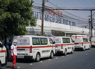Traslado de pacientes del Hospital General continuará por falta de insumos Ambulancias de la Cruz Roja en apoyo para el traslado de pacientes del Hospital General a otros hospitales. Foto: Cruz Roja/La Hora